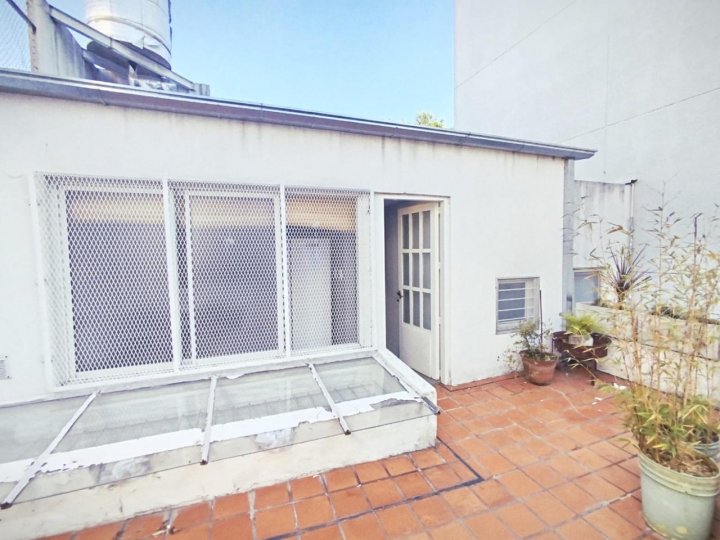 Belgrano, Pasaje Tunez 2500, PH primer piso por escalera, 3 amb, 64m2, u$s 900 todo incluido.