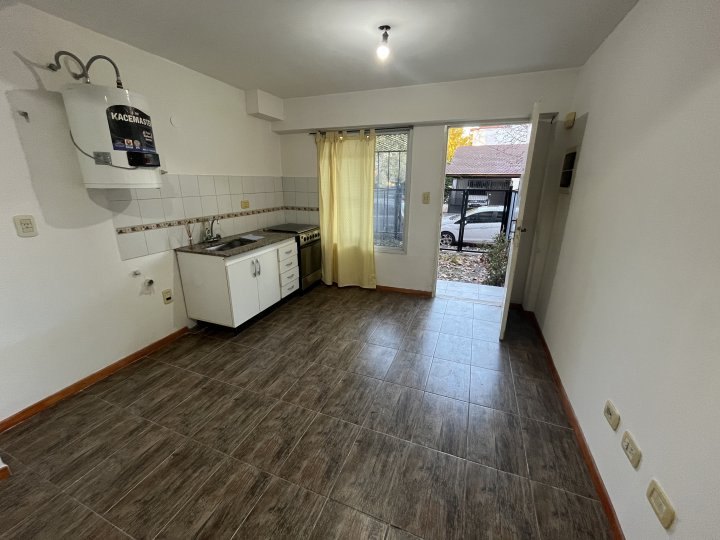 DEPARTAMENTO 1 AMB, PLANTA BAJA AL FRENTE CON PATIO Y COCHERA