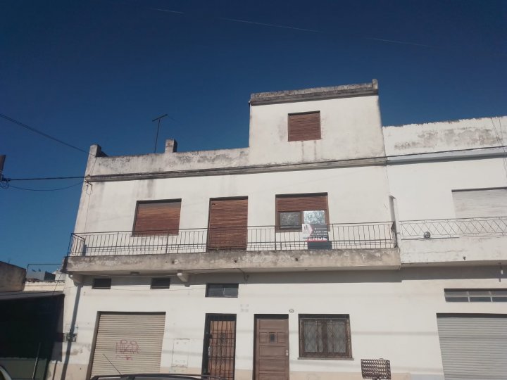 Venta en Block Departamentos + local en Isidro Casanova