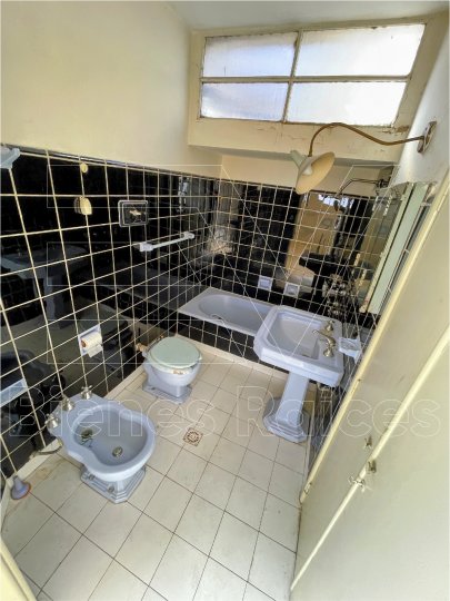 VENTA. BARRIO CRISOL. PROPIEDAD 4 DORMITORIOS 2 BAÑOS COMPLETOS. COCHERA DOBLE Y PATIO