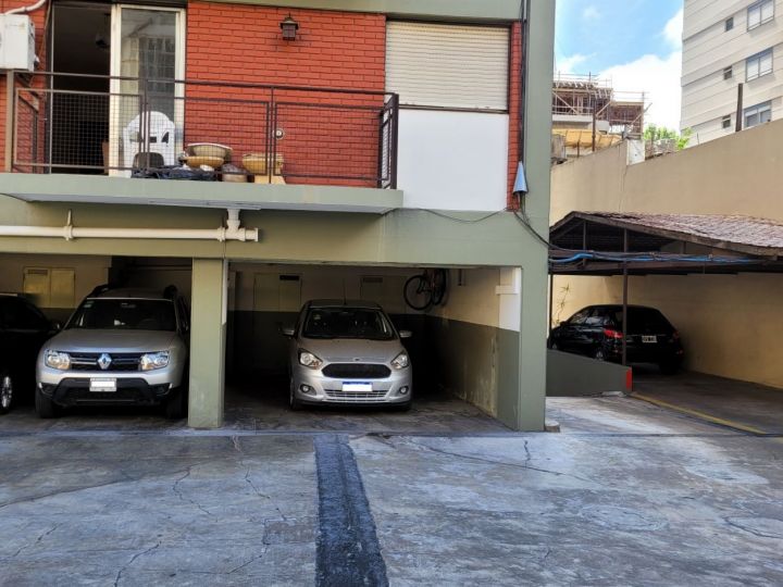 Muy Amplia Cochera con espacio para Auto + Moto + dos Bauleras integradas en Almagro, Excelente oportunidad.
