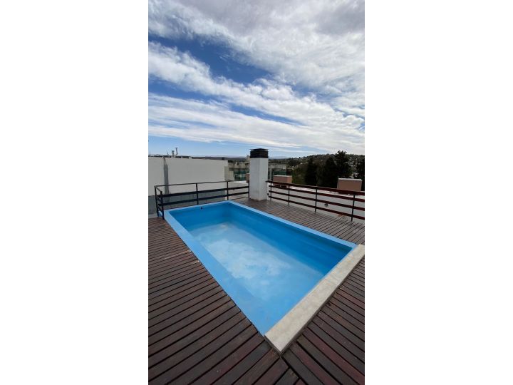 Carlos Paz - Departamento 2 Dormitorios con Balcón, Cochera y Amenities en Pleno Centro