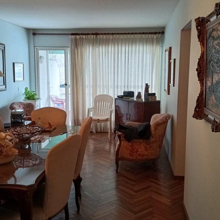 Excelente departamento céntrico, doble balcón 3 dormitorios 2 baños opción cochera. Acepto inferior