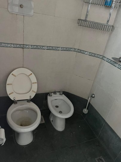 Departamento de pasillo en venta 2 dormitorios, patio y terraza a remodelar.