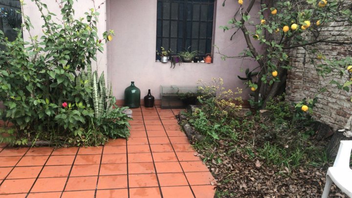 Casa con jardín al frente, cochera para 2 autos, parque y quincho, apto crédito.