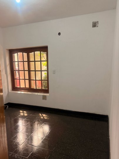 Casa  con patio en Alquiler  en Ramon Cabrero 3900 -  Monte Chingolo