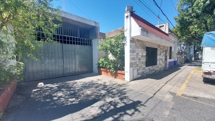 Venta: Amplio galpón con oficinas 1085 m2. Arijon 858