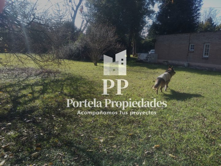 CASA DE 4 AMBIENTES CON AMPLIO PARQUE EN 4 LOTES