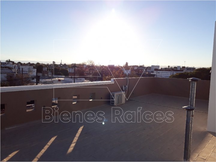 ALQUILER. BARRIO COLON. CASA TIPO DUPLEX 3 DORM 2 BAÑOS COMPLETOS. COCHERA + TERRAZA DE 75MTS!