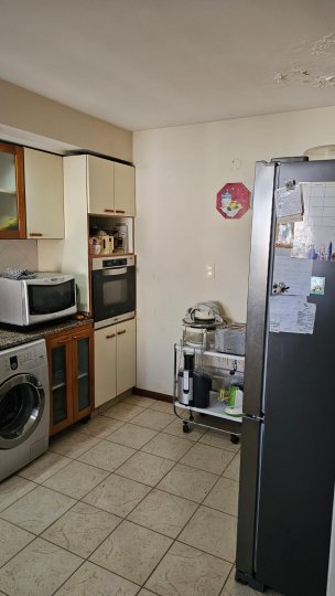 CASA CON PILETA EN HERMOSO BARRIO