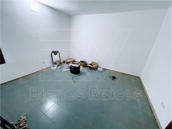 ALQUILER. BARRIO OBSERVATORIO. GALPON 750 MTS + 3 OFICINAS + BAÑO. PORTON ELECTRICO