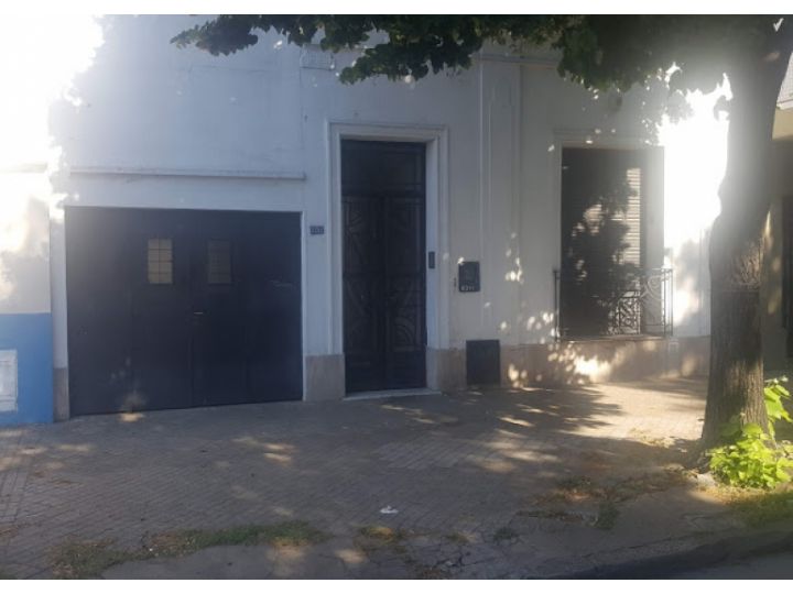 Sarmiento 3300 excelente casa &quot;Apta Credito&quot;