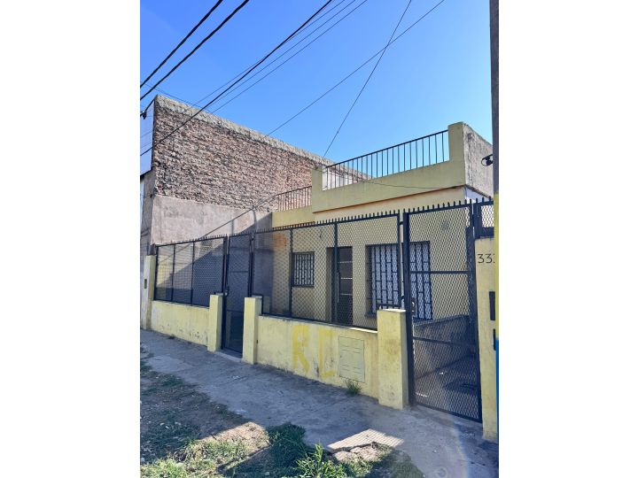 Casa 2 Dormitorios más otra de pasillo. San Nicolas 3300