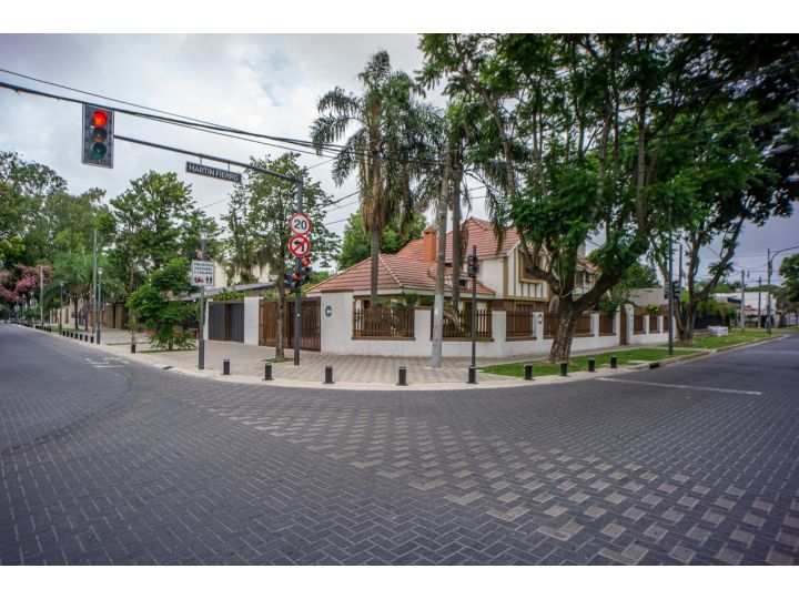 Sobre costanera, impecable casa. ALQUILADA