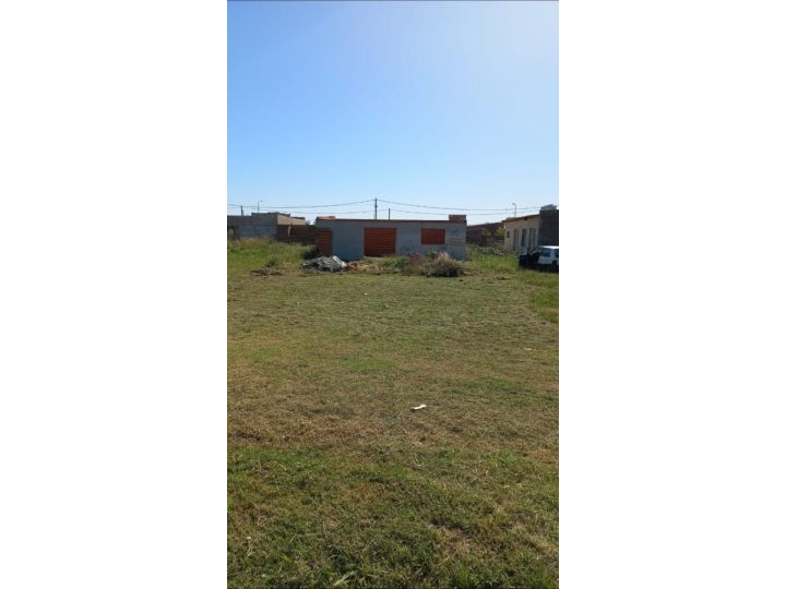 Campos del Oeste (Alvear) - Terreno de 300mts2 con construcción a terminar