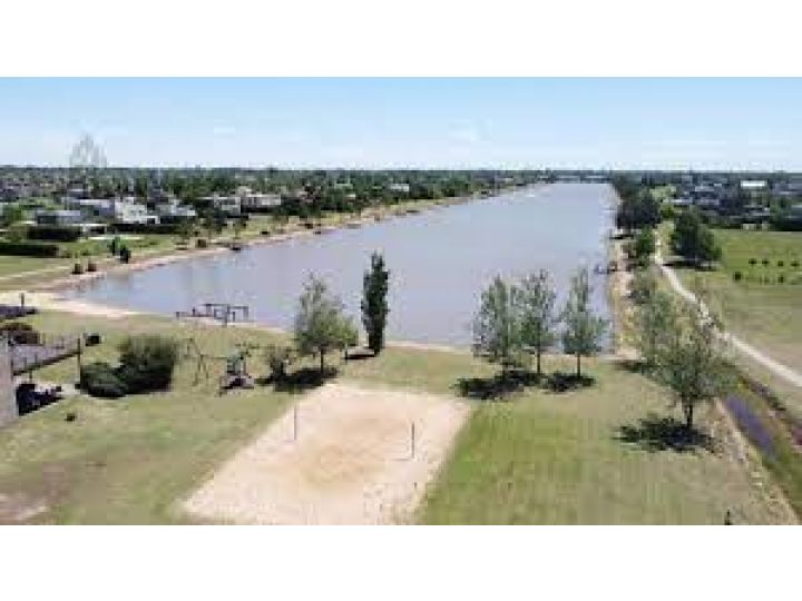 PUERTO ROLDÁN. HERMOSO LOTE SOBRE EL LAGO. -