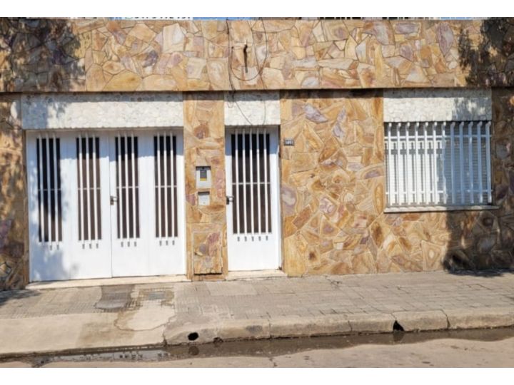 Casa 3 dormitorios en Pje Newton 1400. Barrio Saavedra