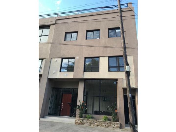 DEPARTAMENTO MONOAMBIENTE AMPLIO EN EDIFICI DE 3 PLANTAS