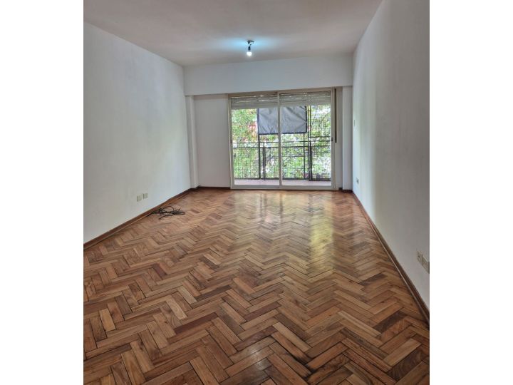 VENTA Departamento de tres ambientes al frente, con COCHERA,  en inmejorable ubicación.