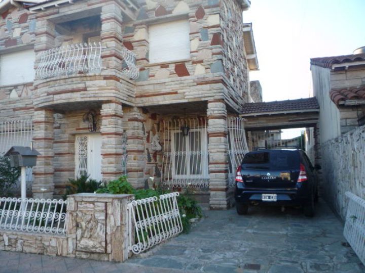 IMPORTANTE CASA EN VILLA SARMIENTO-